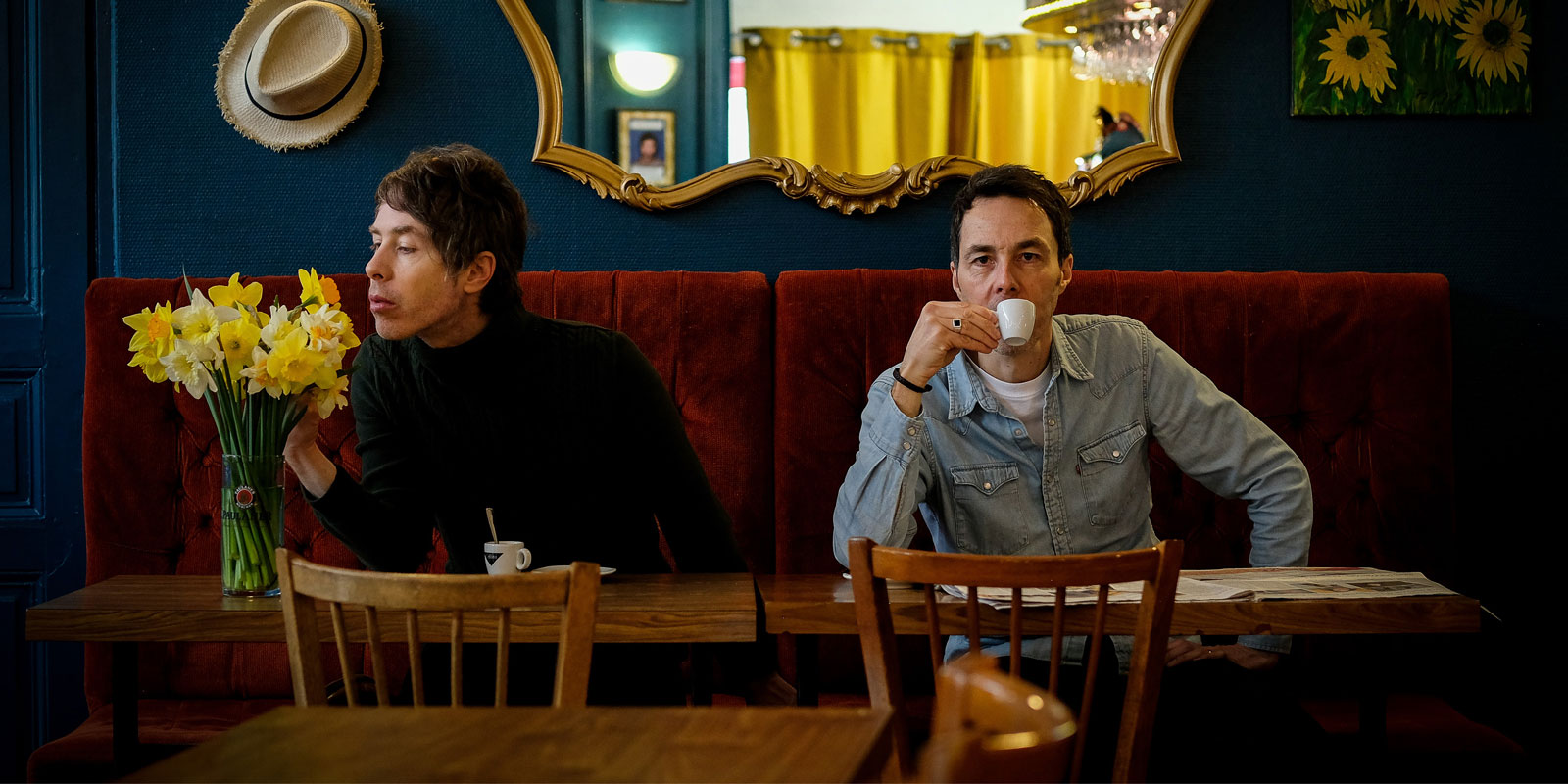 Photo de Nico et fred Boisnard à une table d'un café.