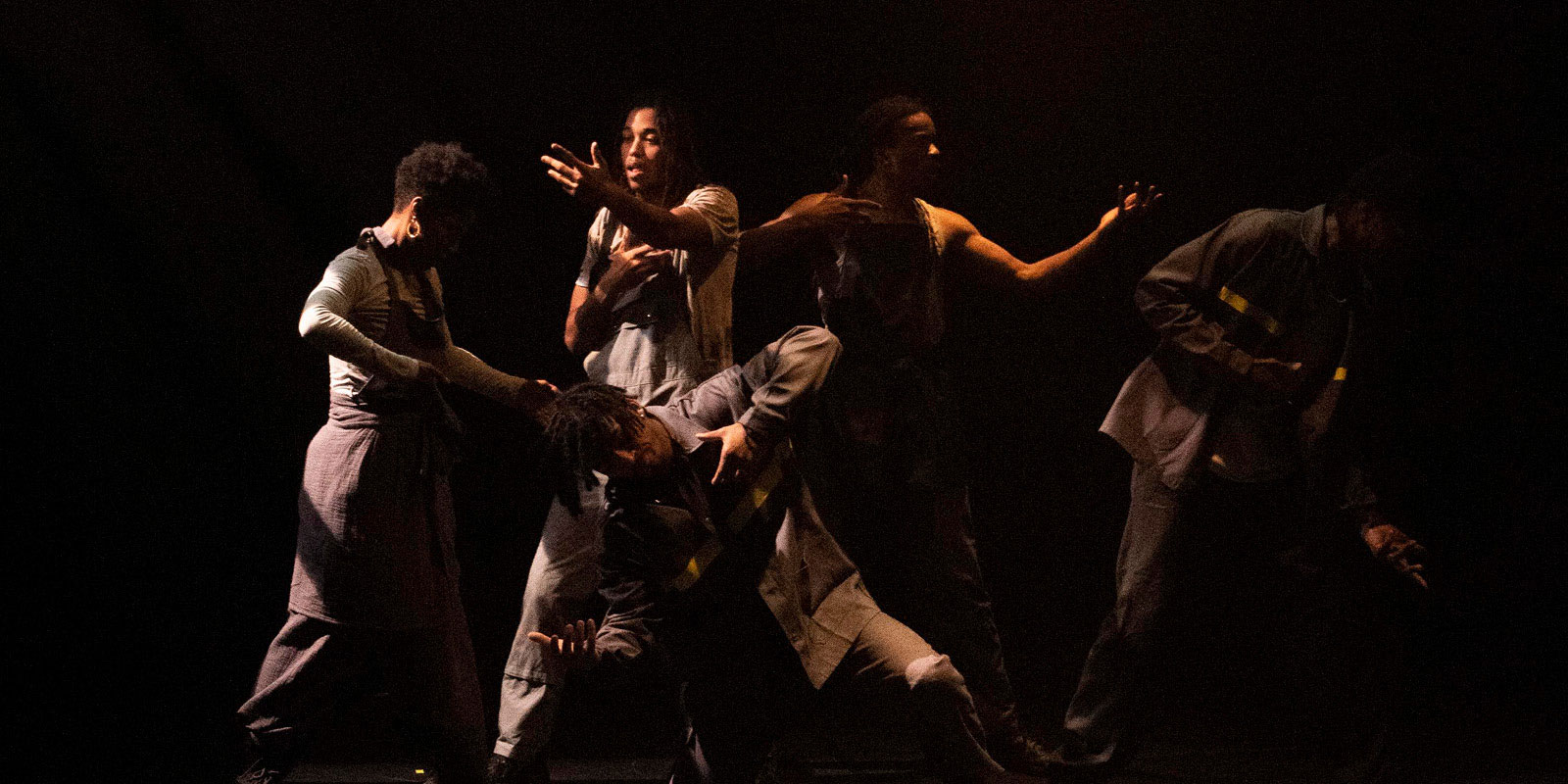 Photo issue du spectacle "Le Silence" avec cinq danseurs hip hop.