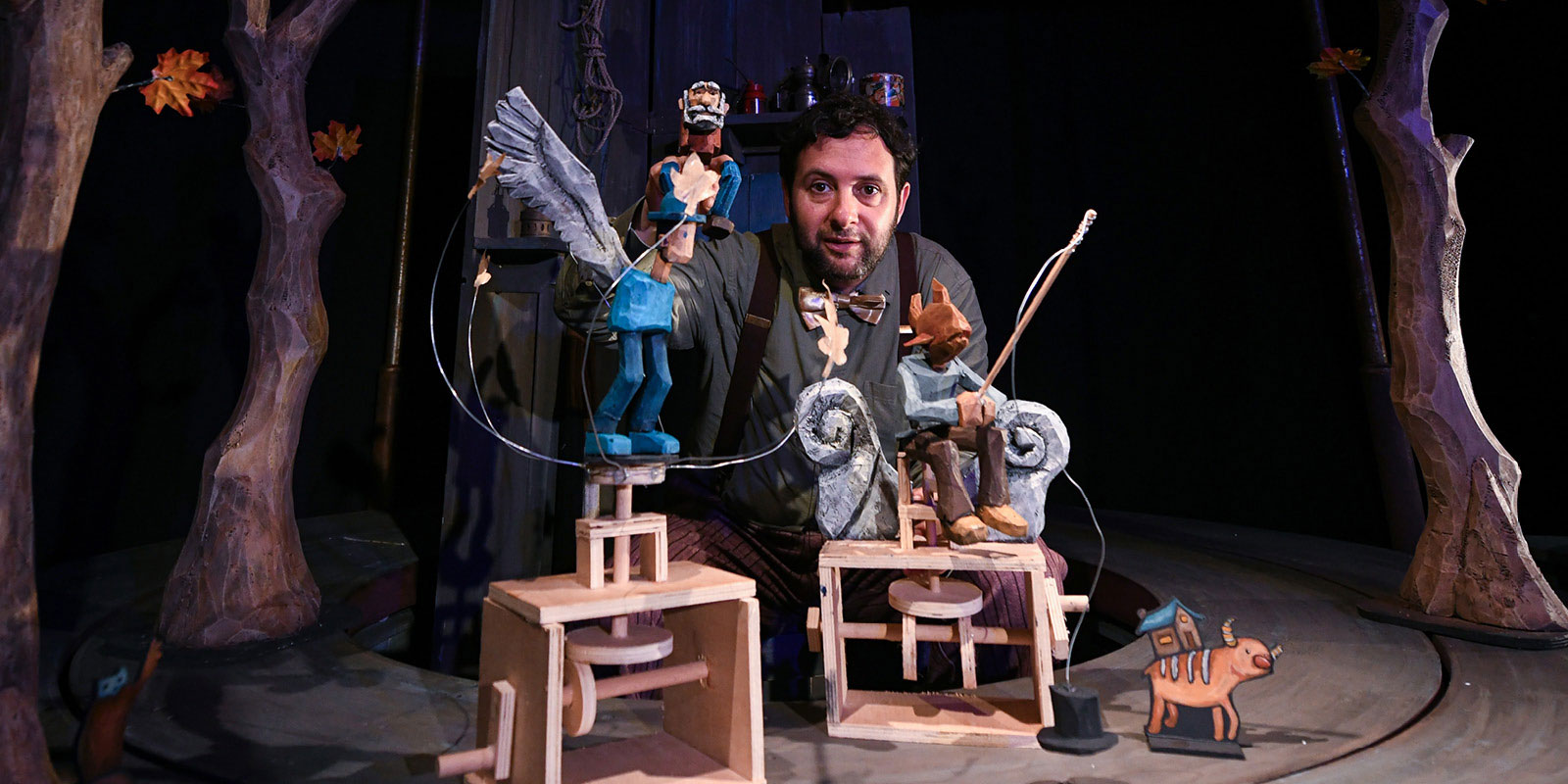 Photo issue du spectacle "Chemin des métaphores". Juan Perez Escala est au centre d'un décor, entouré de plusieurs petites marionnettes.