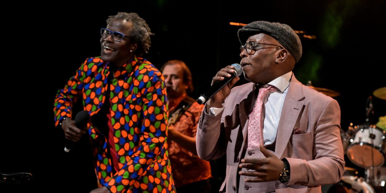 Photo issue du spectacle "Bal Marmaille de l'Afrique enchantée" avec deux chanteurs.